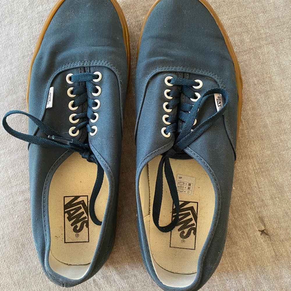 Mens navy blue with tan sole. Size 11